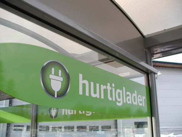 Überdachung einer Ladestation für E-Autos von Norfax.