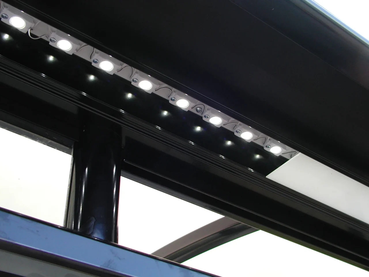 Integrierte LED Lampen auf schwarzem Wartehaus.